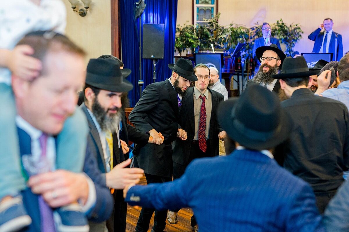 Eliana-Melmed-Photography-Chicago-LosAngeles-Jewish-WeddingPhotographer-CarmiKalman-MensDancing-00008