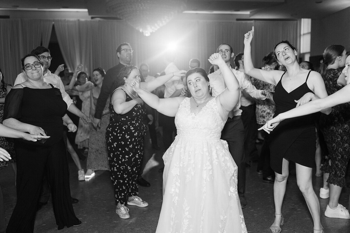 Eliana-Melmed-Photography-Chicago-LosAngeles-Jewish-WeddingPhotography-ElianaSklar-DanceFloor-00112