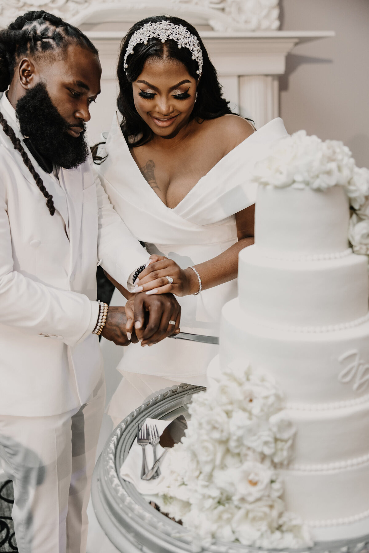 bride-and-groom-cutting-the-luxury-wedding-cake