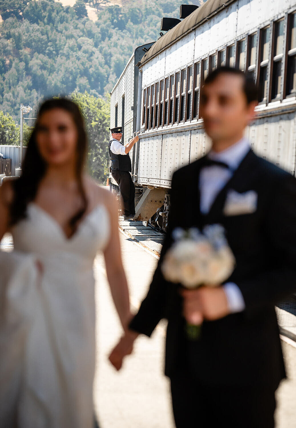 Seattle-wedding-photographer_train-station-coules-portraits