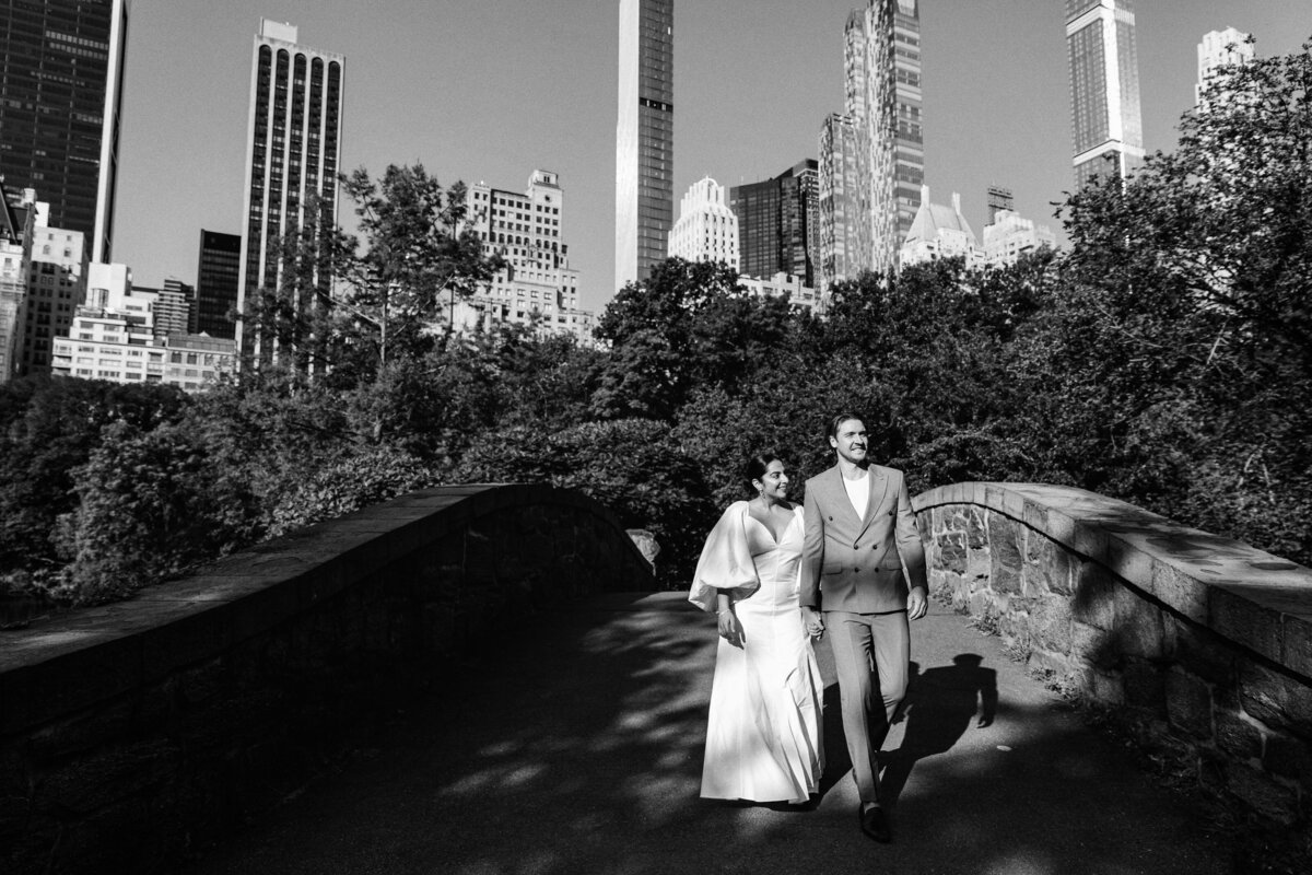 A fashionable couple on the Gapstow Bridge in Central Park