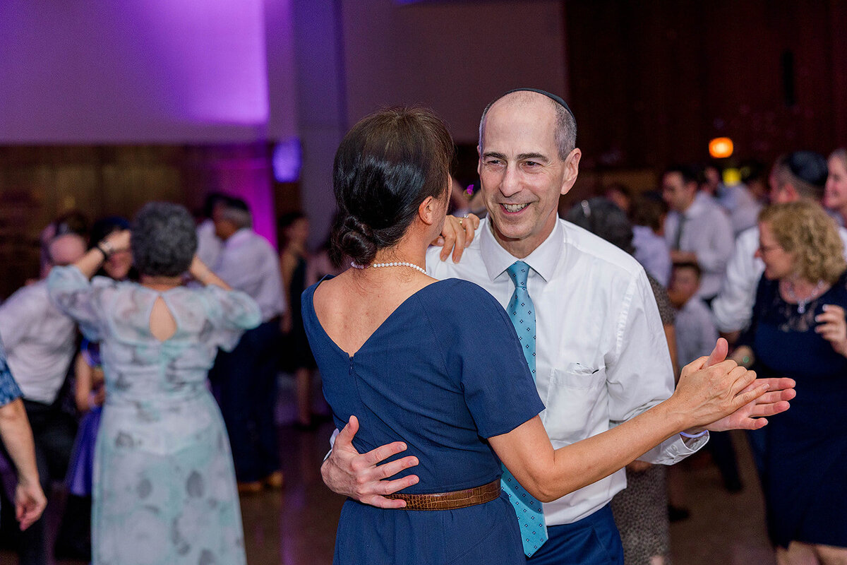 Eliana-Melmed-Photography-Chicago-LosAngeles-Jewish-WeddingPhotography-ElianaSklar-DanceFloor-00307