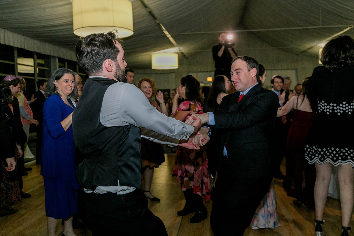 Eliana-Melmed-Photography-Chicago-LosAngeles-Jewish-WeddingPhotography-SimchaDancing-00160