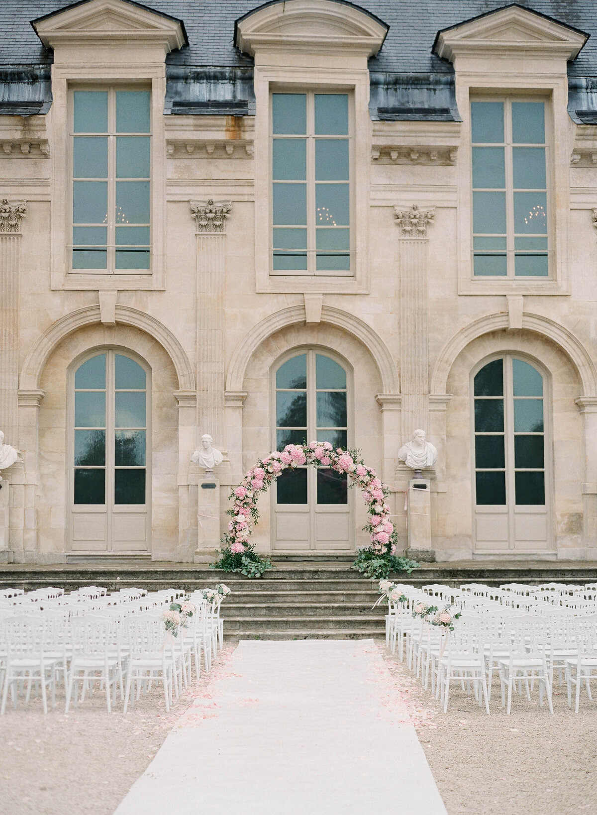 24-Chateau-de-Chantilly-wedding-ceremony-setting-Alexandra-Vonk-photography-24