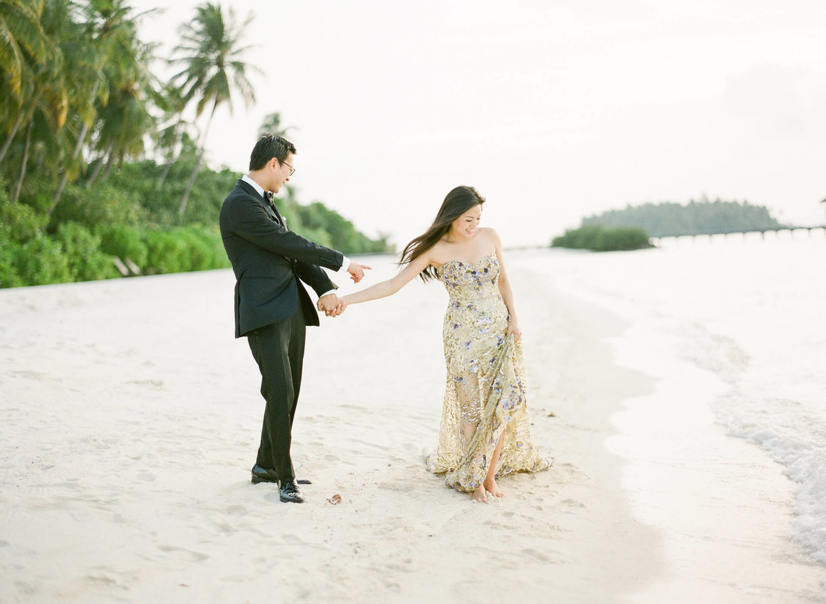 11-KTMerry-destinationwedding-Maldives-beach