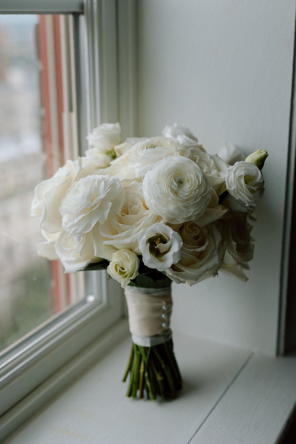 Event-Planning-DC-Wedding-Bride-Bouquet-Baltimore-George-Peabody-Library-Anna-Lowe-Photography-