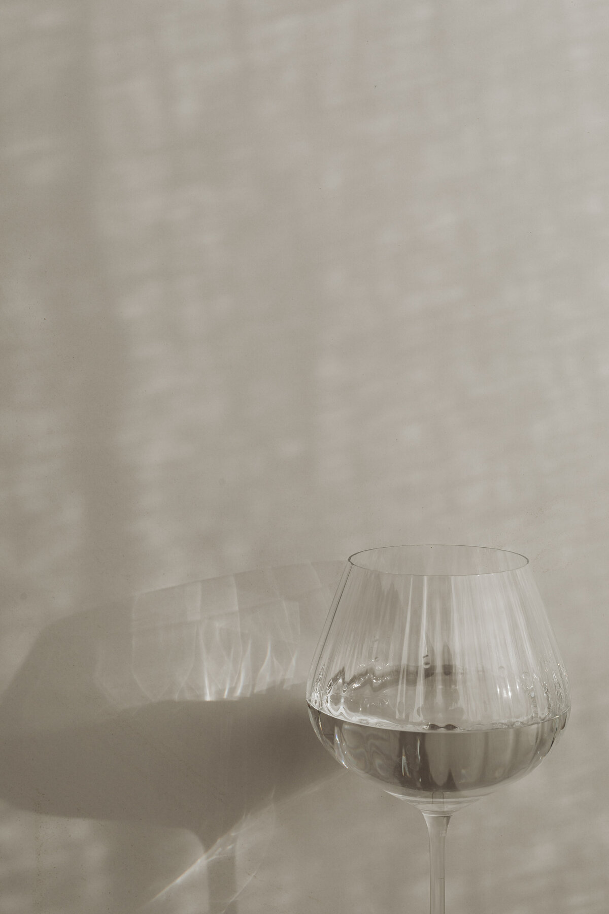 kaboompics_water-in-wine-glass-shadows-backgrounds-28815