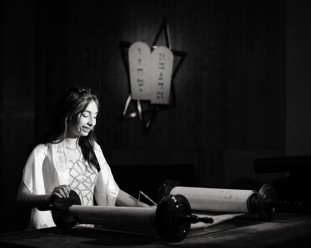 torah-reading-black-and-white-temple-beth-shalom-nj