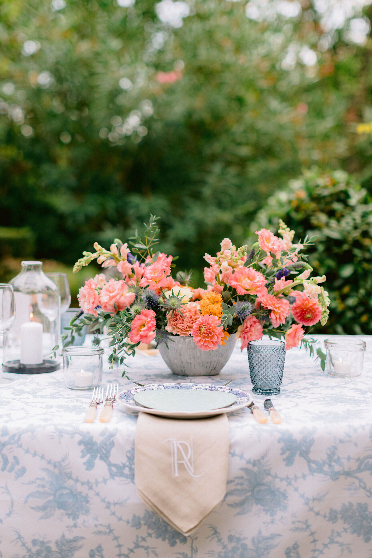 Romantic details and tableware