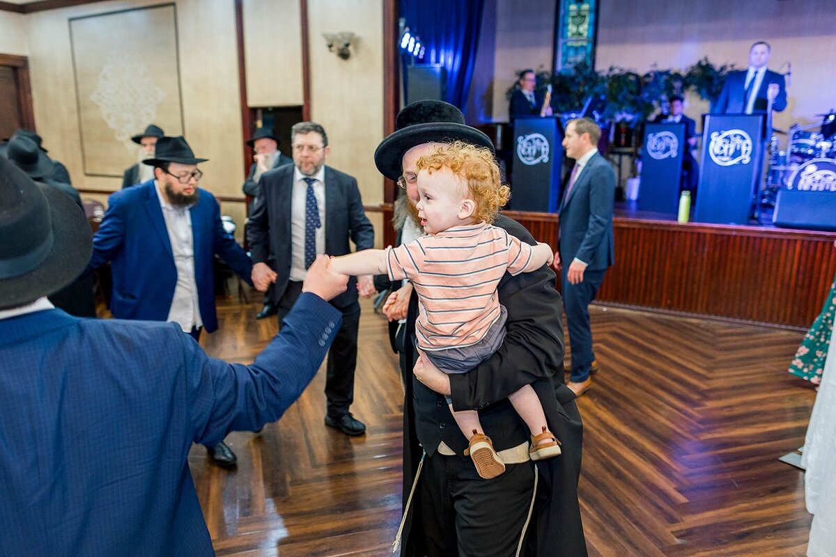 Eliana-Melmed-Photography-Chicago-LosAngeles-Jewish-WeddingPhotographer-CarmiKalman-MensDancing-00129