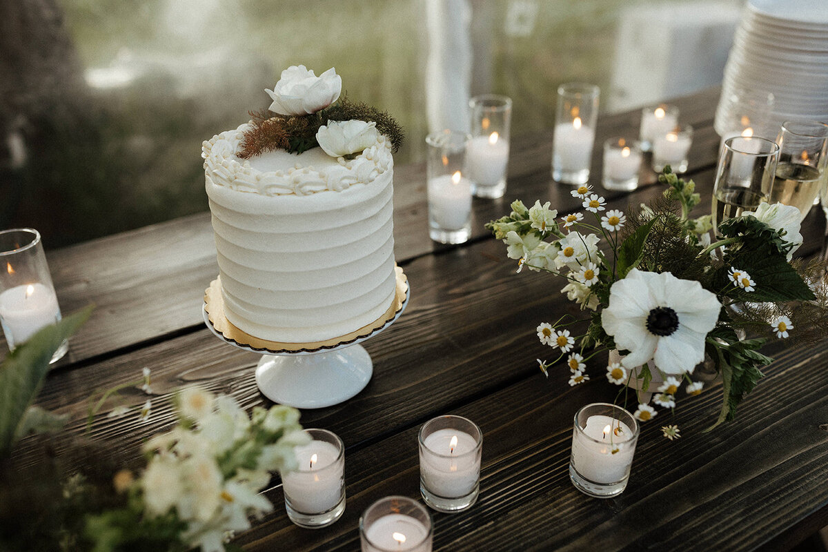 minimalistic white cutting cake
