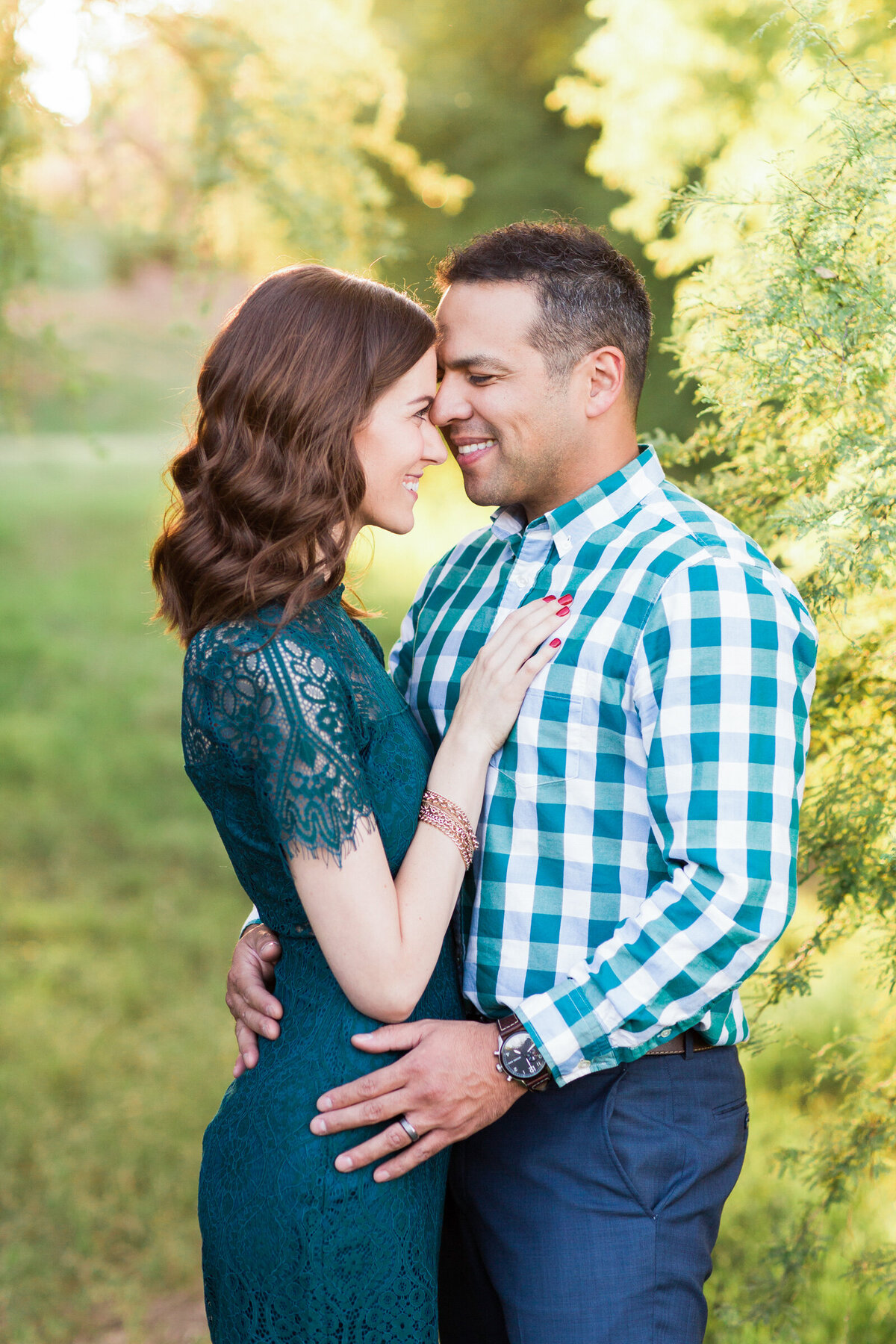 couple leaning their heads together in Scottsdale photo session