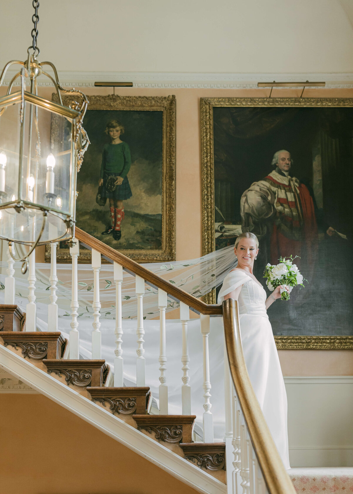 chloe-winstanley-weddings-cotswolds-cornwell-manor-monique-lhuillier-staircase
