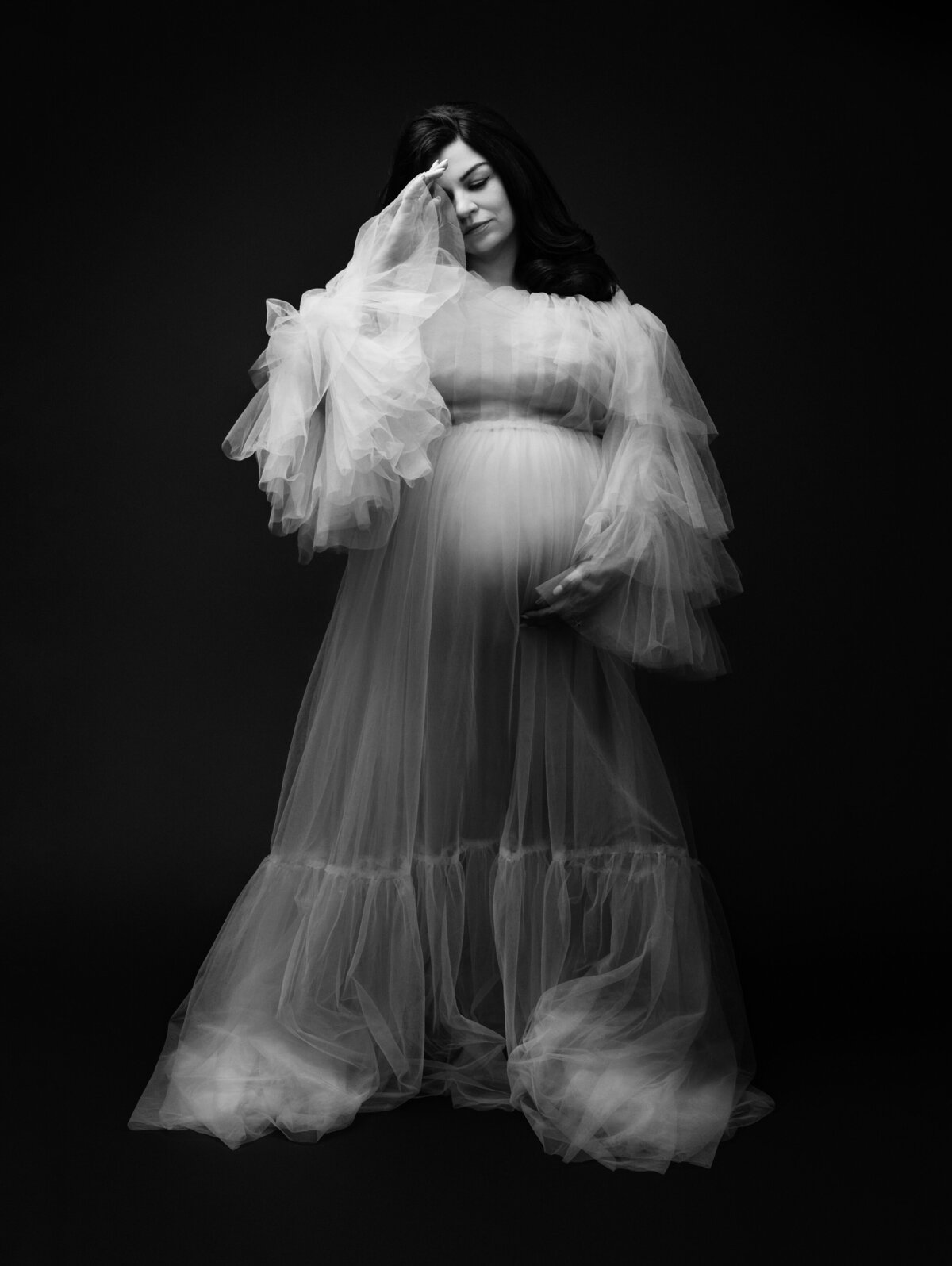 maternity-photo-tulle-fabric-with-black-hair