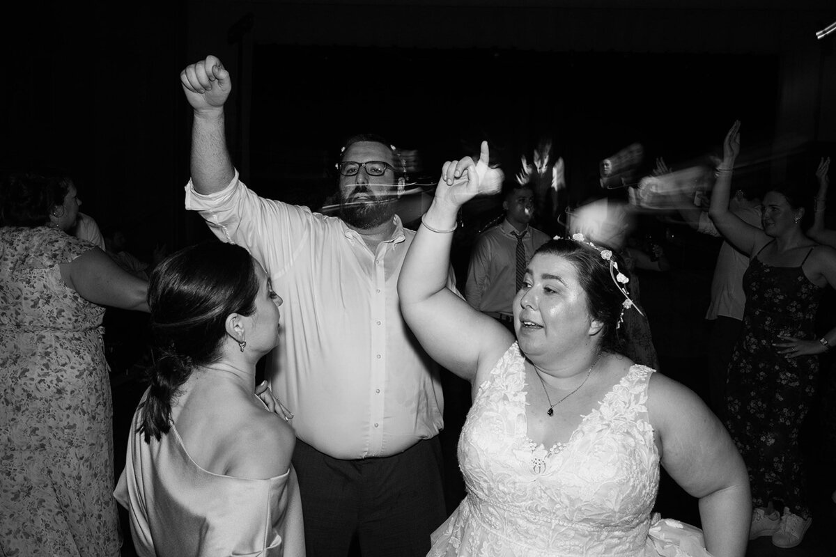 Eliana-Melmed-Photography-Chicago-LosAngeles-Jewish-WeddingPhotography-ElianaSklar-DanceFloor-00374