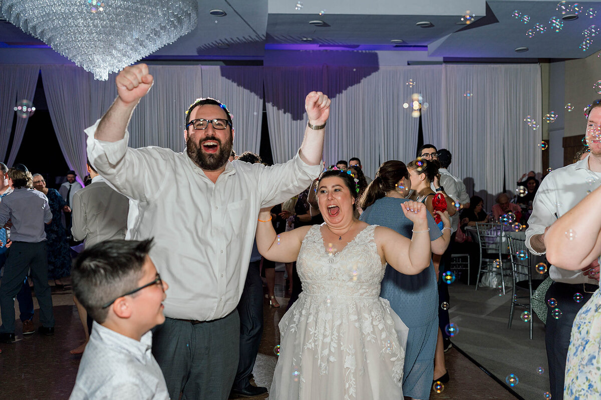Eliana-Melmed-Photography-Chicago-LosAngeles-Jewish-WeddingPhotography-ElianaSklar-DanceFloor-00310