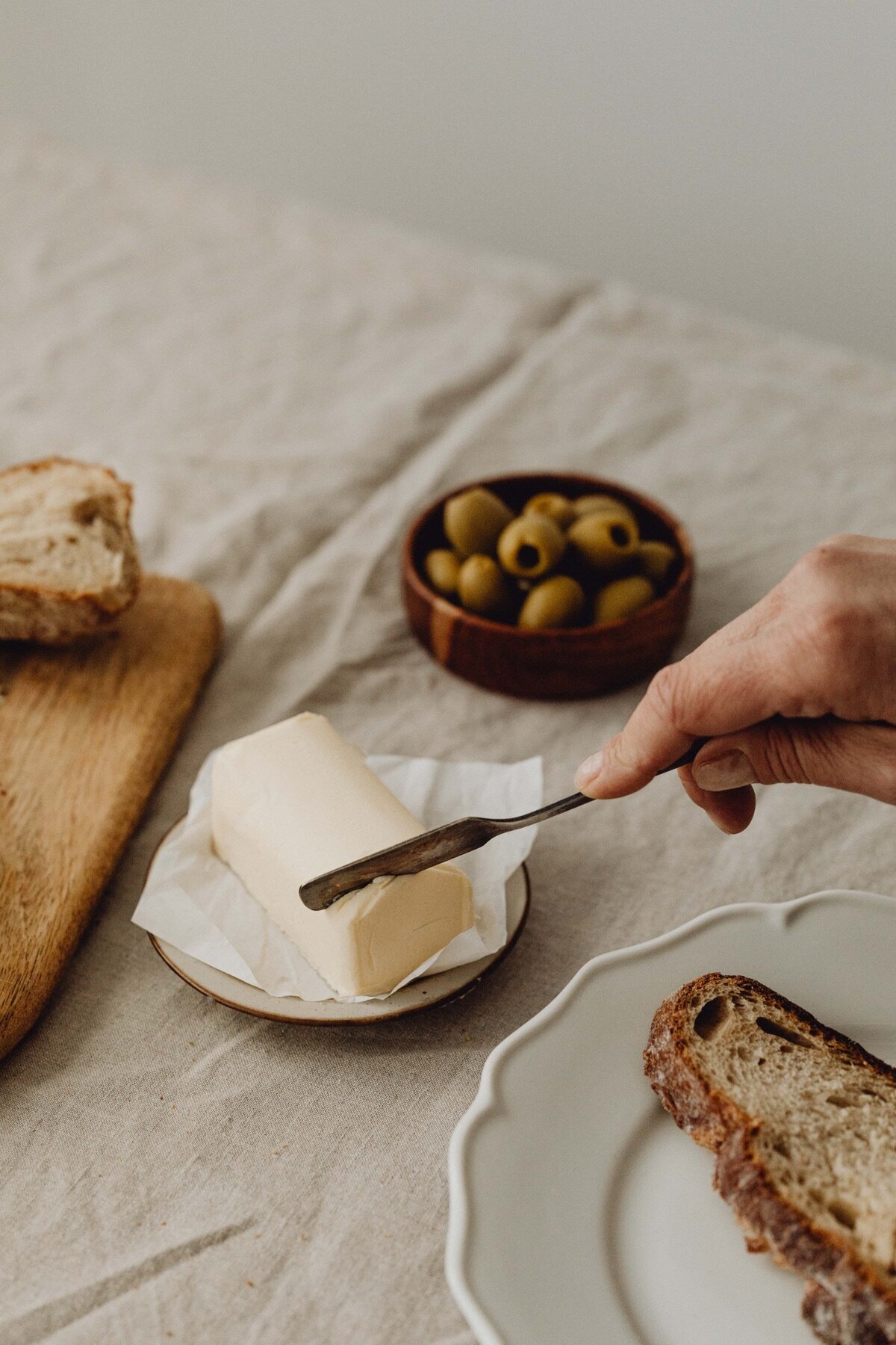 kaboompics_lunch-with-bread-white-wine-olives-butter-camembert-cheese-30597