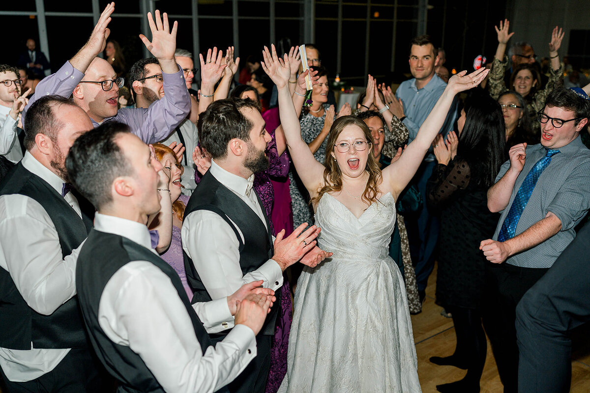 Eliana-Melmed-Photography-Chicago-LosAngeles-Jewish-WeddingPhotography-Dancefloor-00027