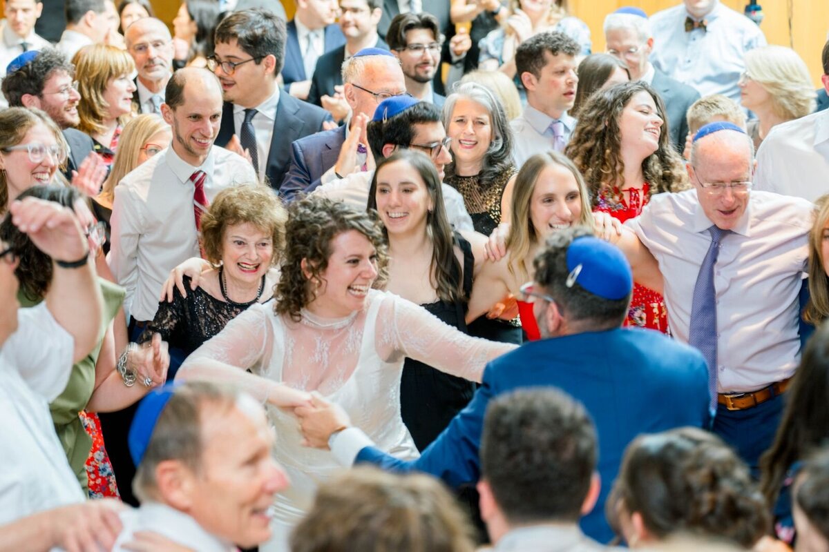 Eliana-Melmed-Photography-Chicago-LosAngeles-Jewish-WeddingPhotography-ShulaNoah-Simcha-Dancing-00075