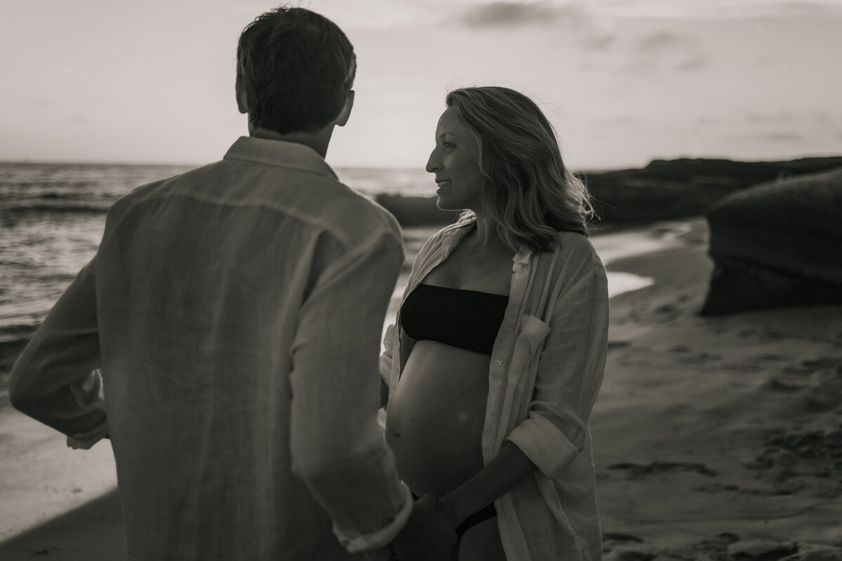 romantic-beach-maternity-session-janelle-aloi-113