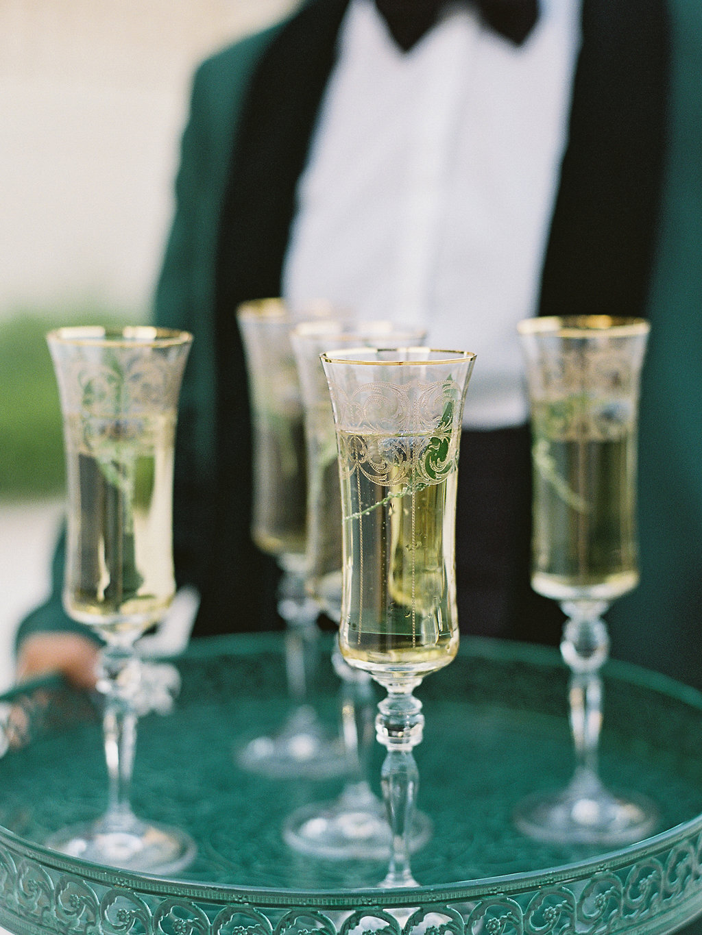 Champagne glasses, outdoor wedding cocktail Château de Fonscolombe