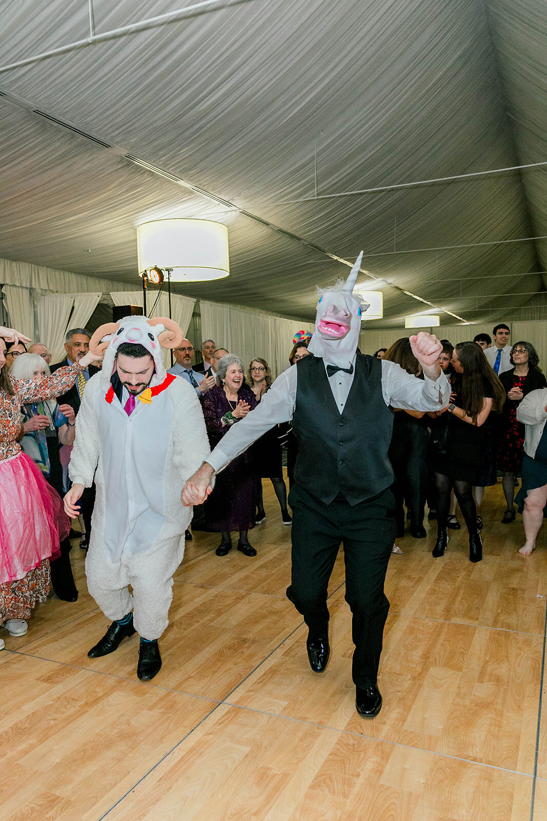 Eliana-Melmed-Photography-Chicago-LosAngeles-Jewish-WeddingPhotography-SimchaDancing-00088