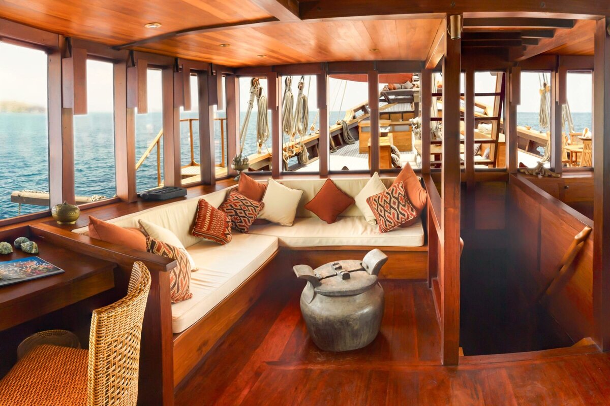 Si Datu Bua Private Yacht Charter Indonesia Lounge