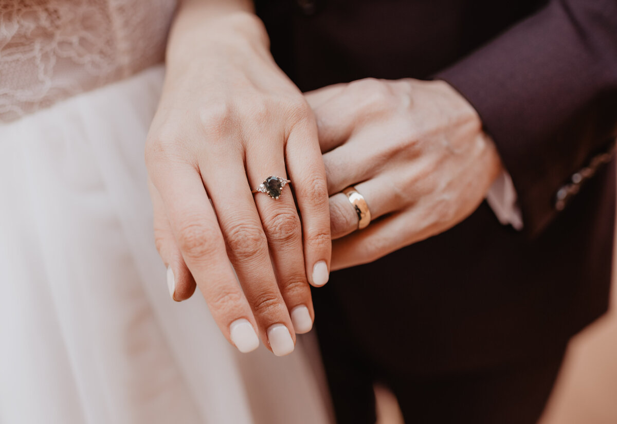 Utah elopement photographer captures close up of wedding rings