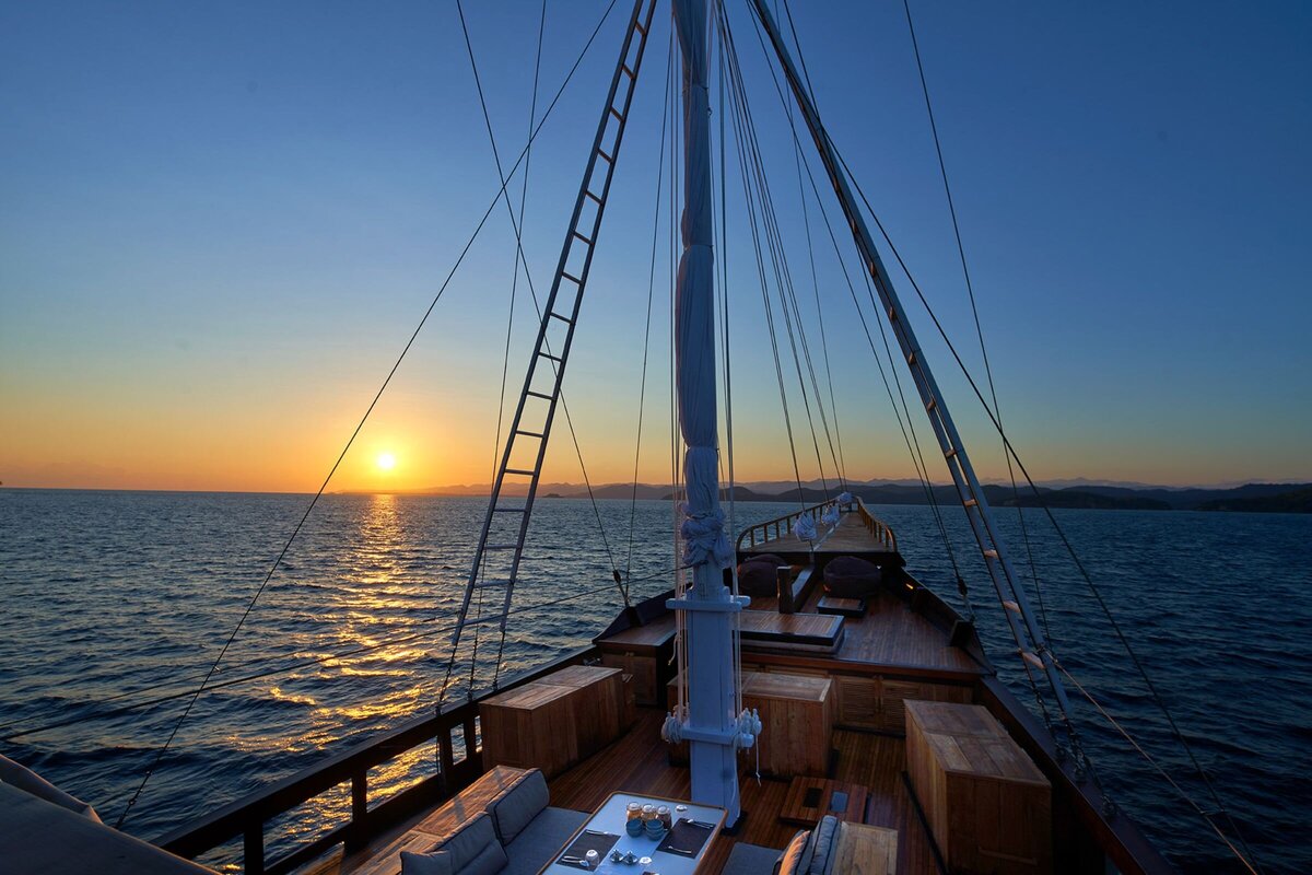 Oracle Luxury Yacht Charter Indonesia Bali Komodo 6