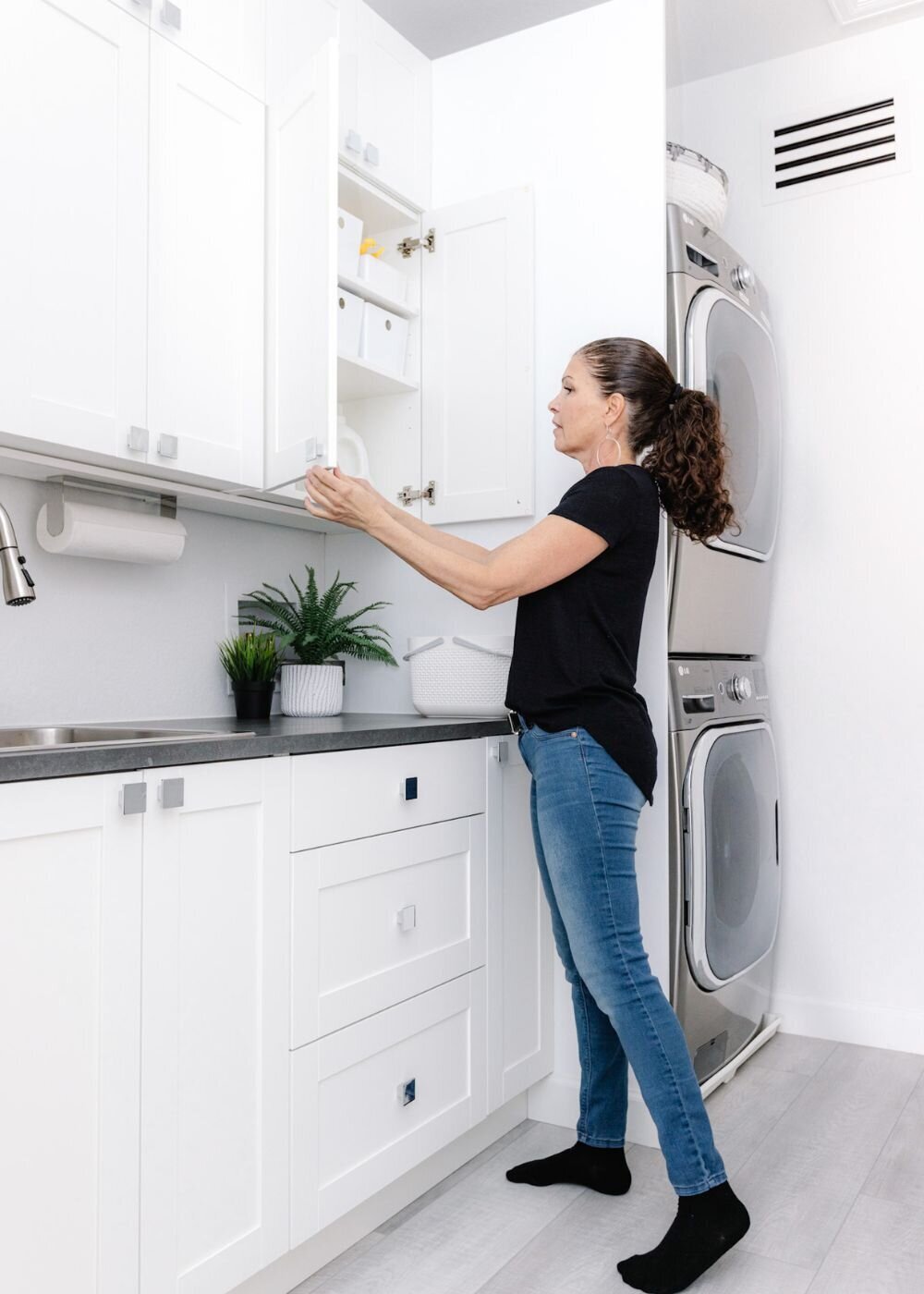 organized-laundry-room-white-brilliantista (3)