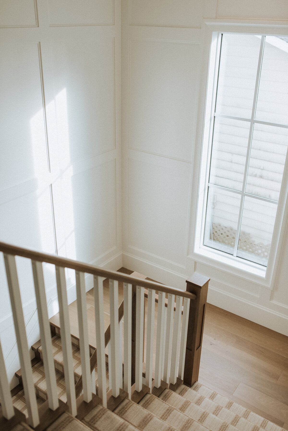 stairs-carpet-runner-wood-railing-3