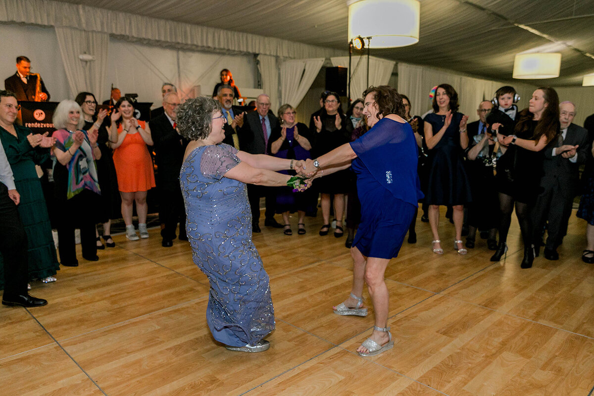 Eliana-Melmed-Photography-Chicago-LosAngeles-Jewish-WeddingPhotography-SimchaDancing-00048