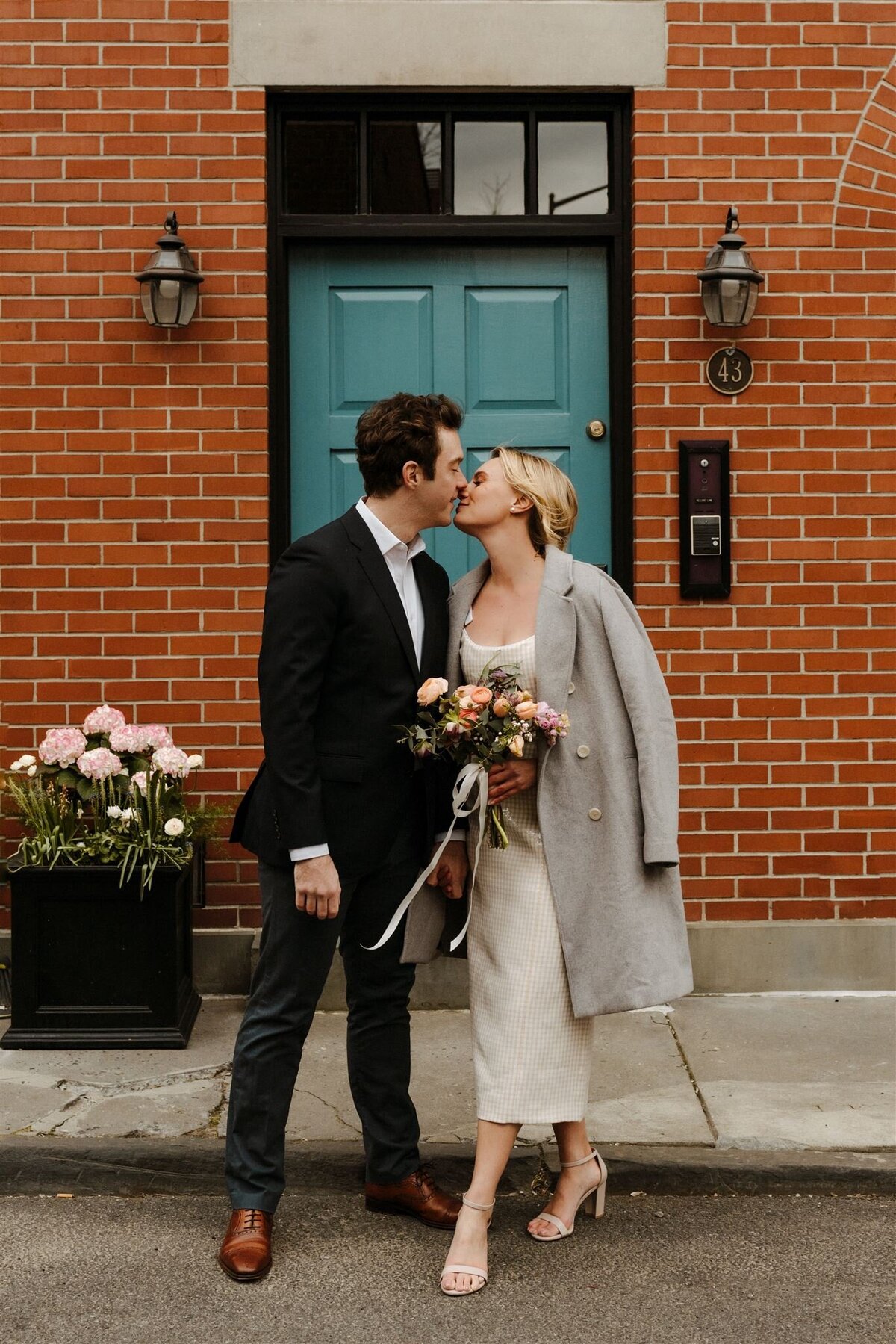 couple kissing during elopement