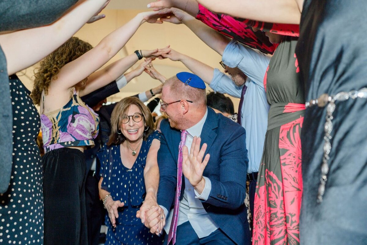 Eliana-Melmed-Photography-Chicago-LosAngeles-Jewish-WeddingPhotography-ShulaNoah-Simcha-Dancing-00024