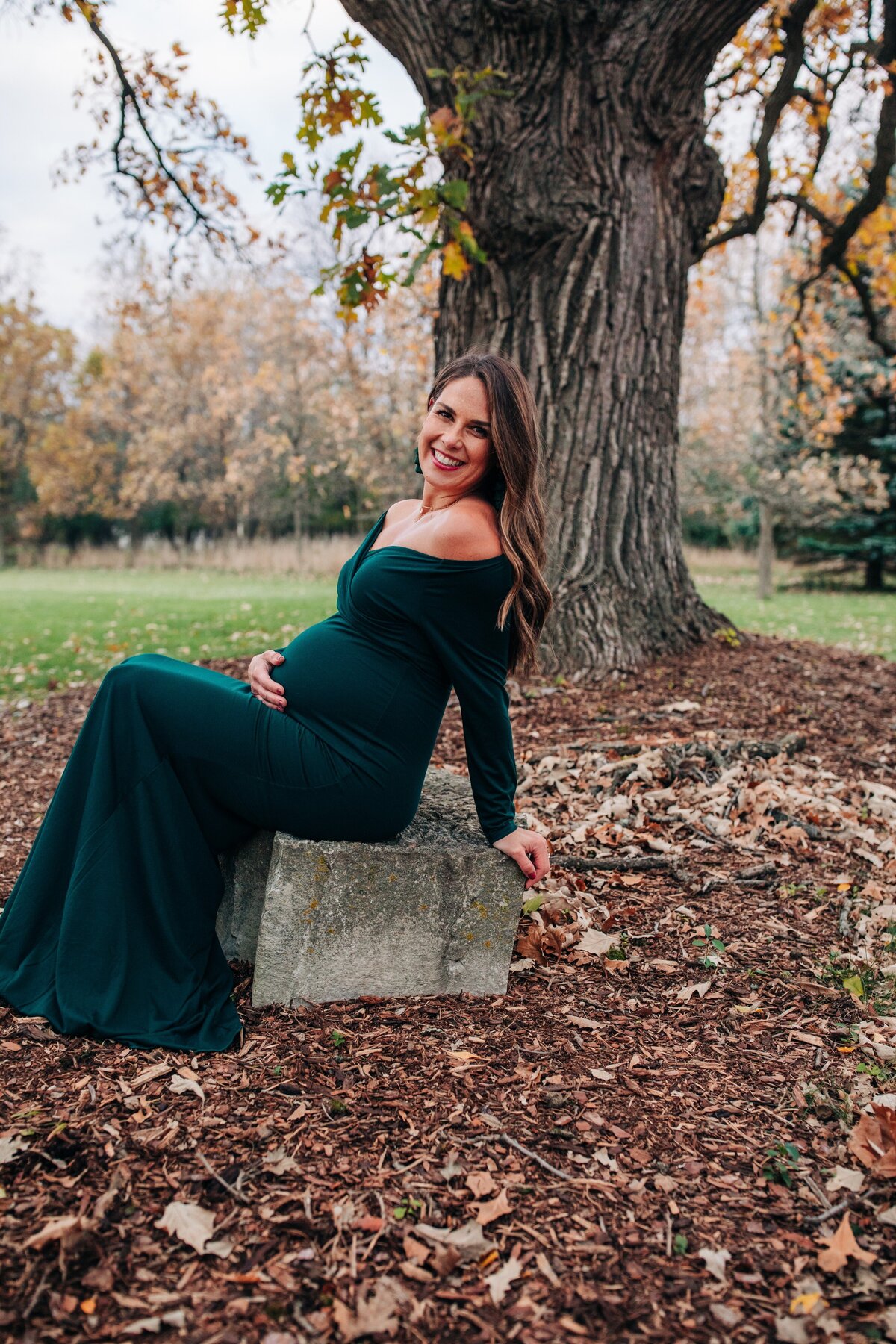 outdoor-maternity-session-green-dress-Milwaukee2