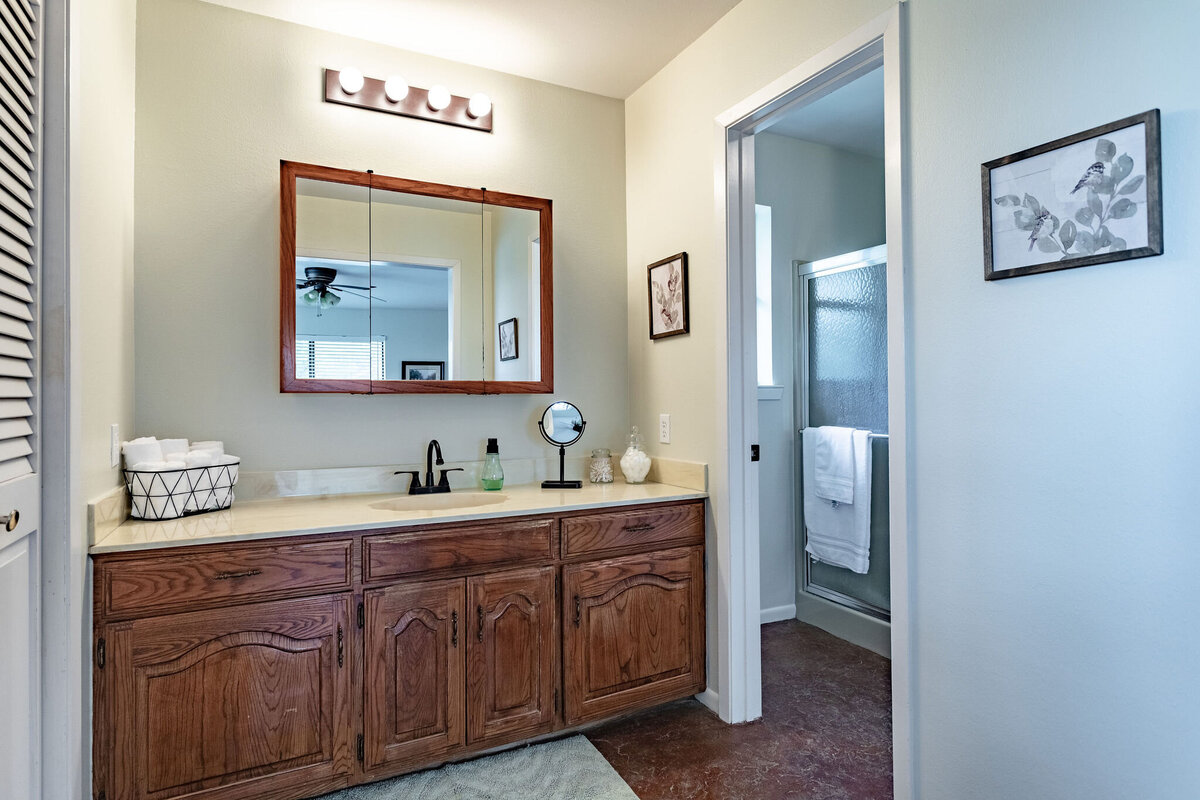 Bathroom with large vanity in this three-bedroom, two-bathroom ranch house for 7 with incredible hiking, wildlife and views.