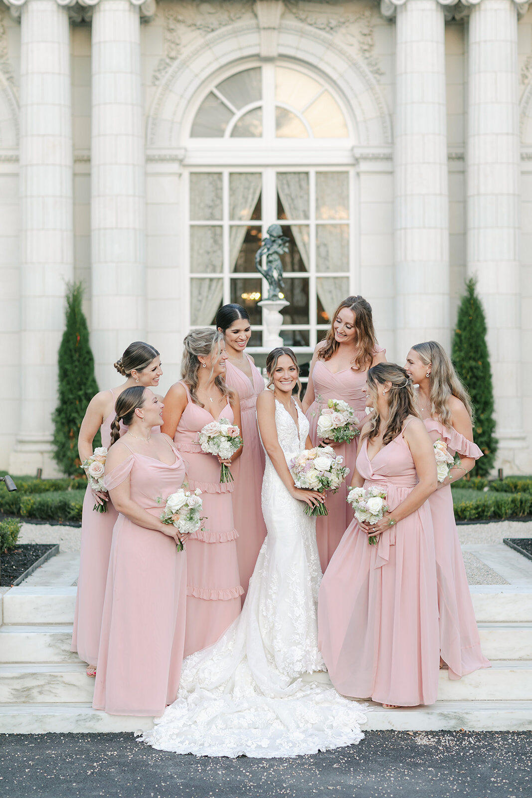 bride-with-her-bridesmaids-at-rosecliff-mansion