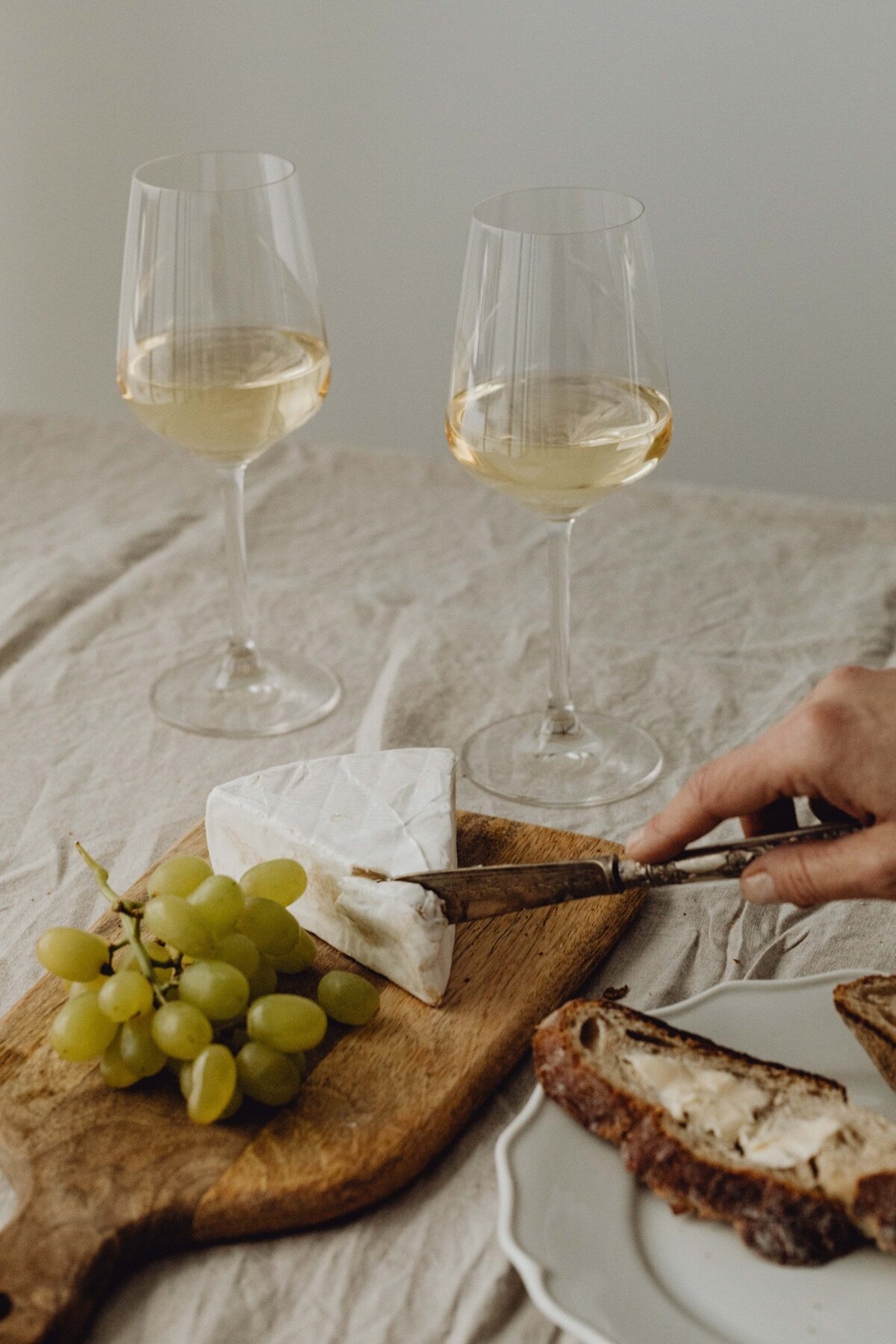 kaboompics_lunch-with-bread-white-wine-olives-butter-camembert-cheese-30584