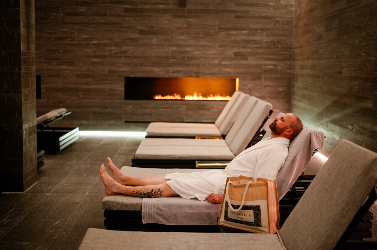 Mann entspannt auf einer Liege im SPA des LOEV Hotels.