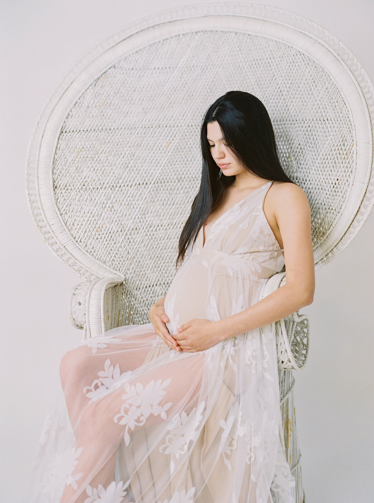 San-Diego-Maternity-Photographer-Film-Light-Airy-Babsie-Baby-Photography-Peacock-Chair-01