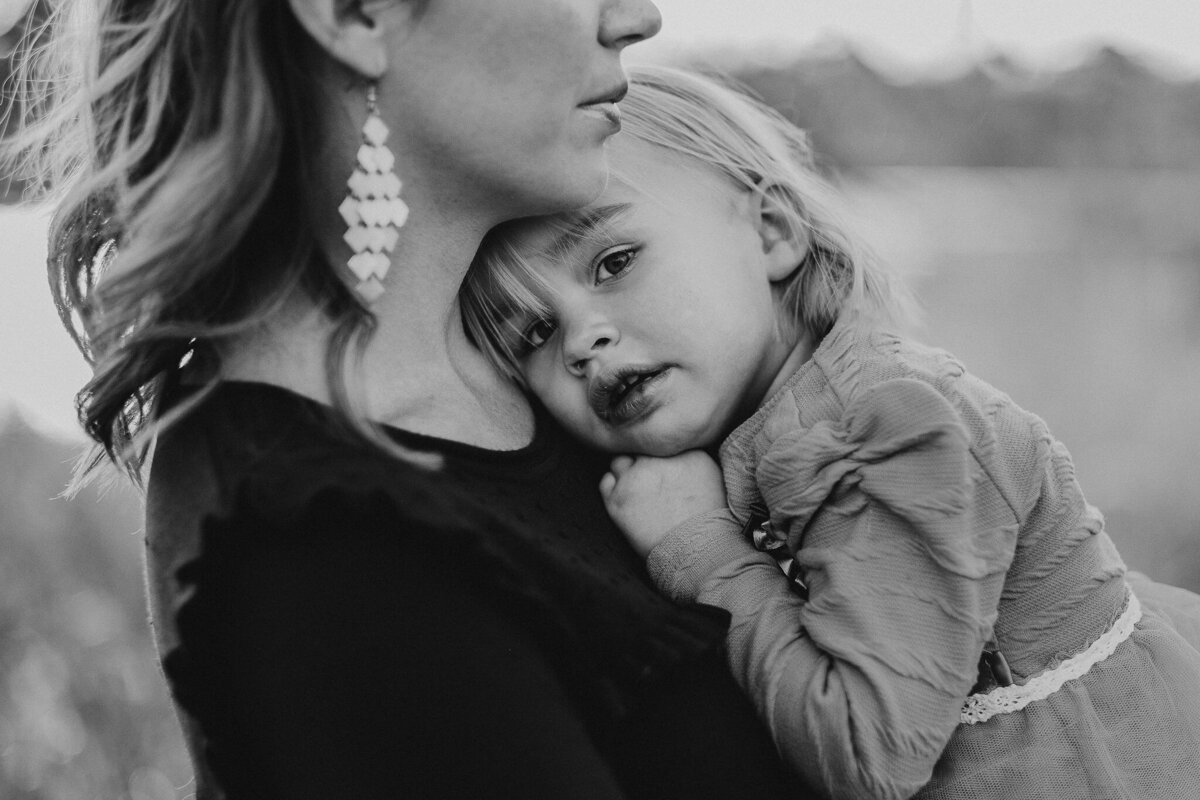 Mom-holding-her-daughter-Calgary-Family-photographer