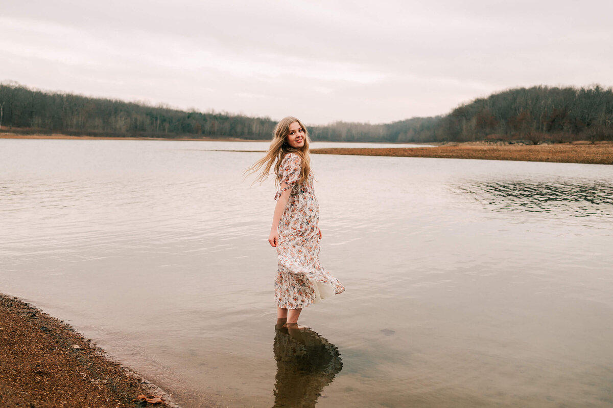 Springfield Mo senior photographerJessica Kennedy of The XO Photography captures HIgh school senior girl twirling in lake