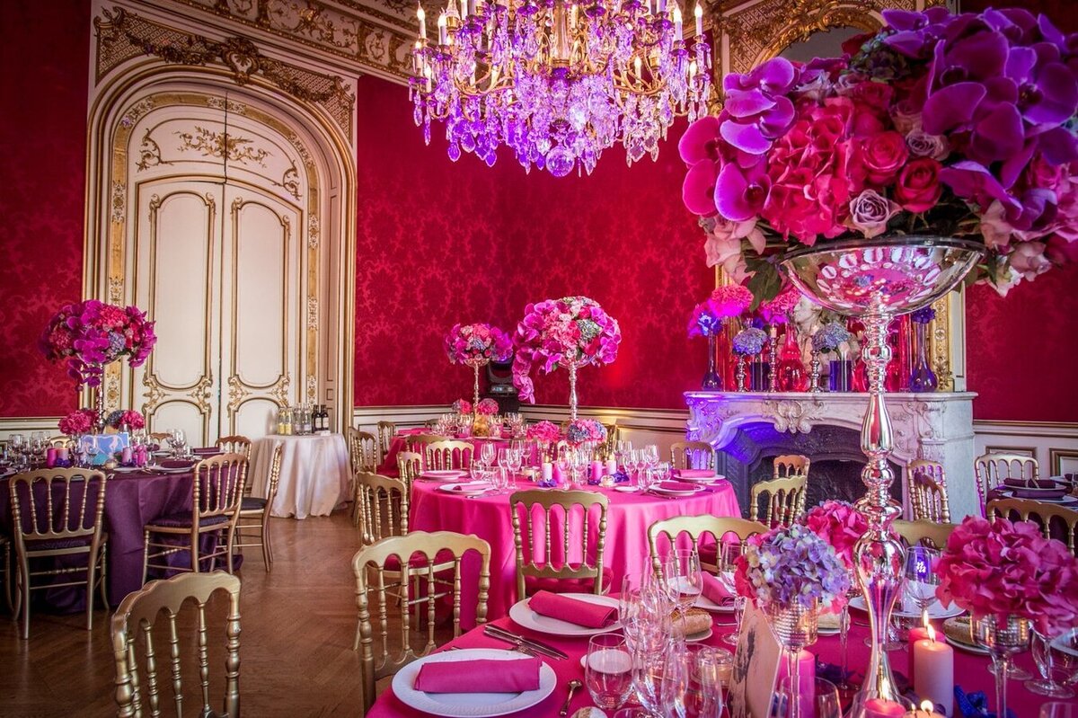 Reception room with pink tablecloths and flowers