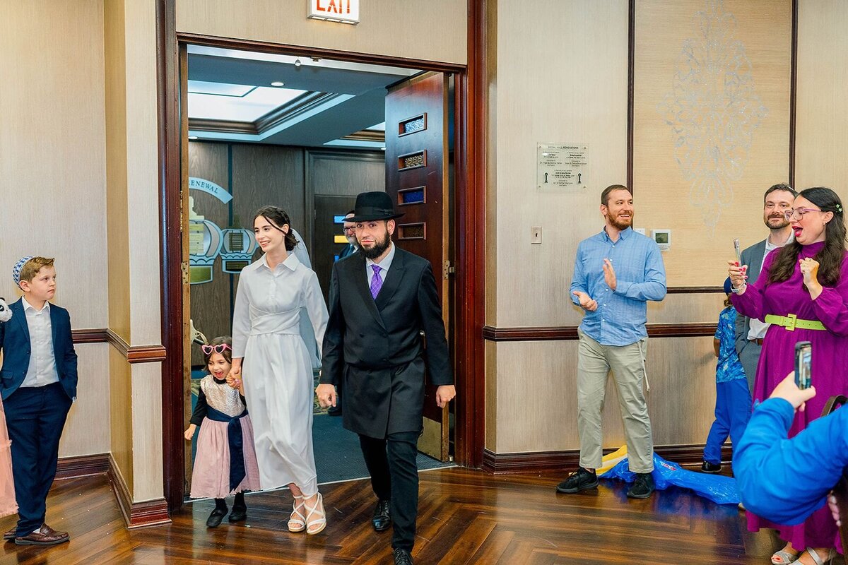 Eliana-Melmed-Photography-Chicago-LosAngeles-Jewish-WeddingPhotographer-CarmiKalman-WomensDancing-00012