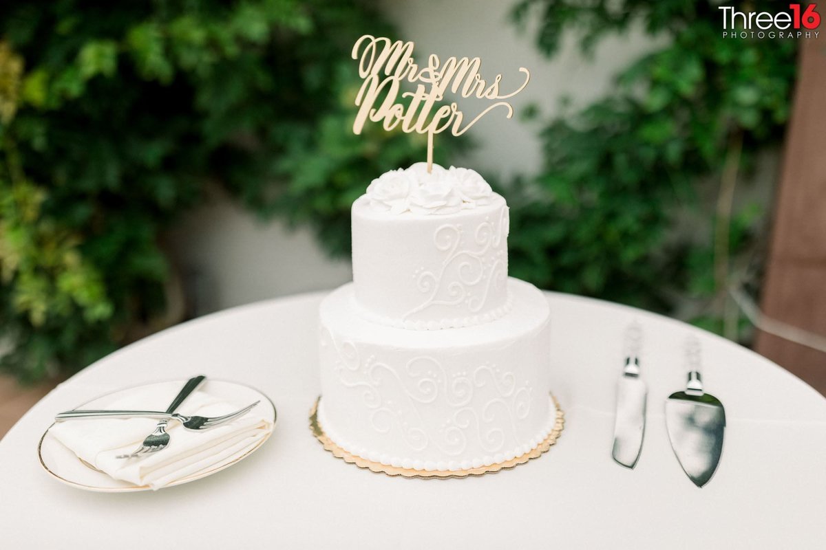 2-tiered white wedding cake