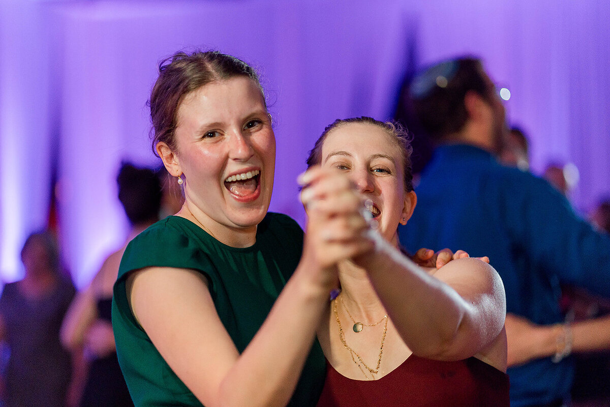 Eliana-Melmed-Photography-Chicago-LosAngeles-Jewish-WeddingPhotography-ElianaSklar-DanceFloor-00082