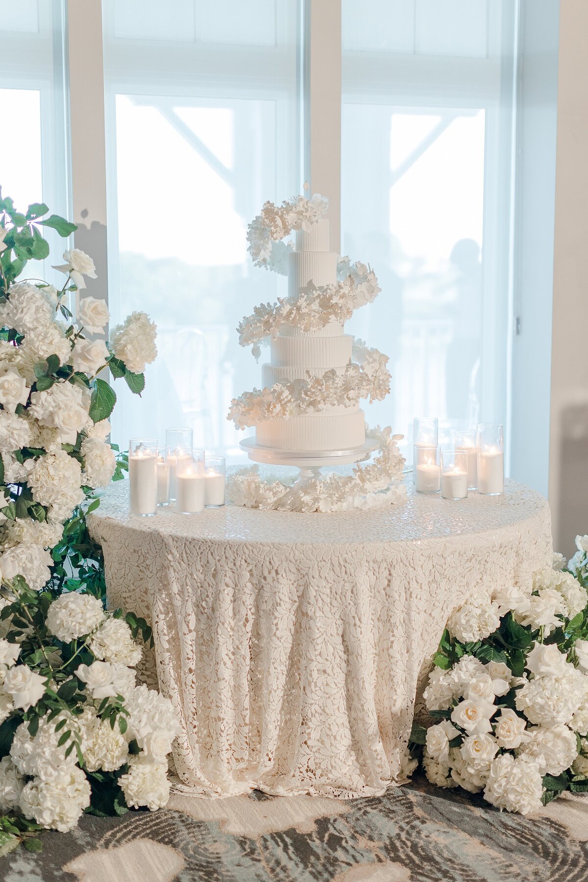Chic Modern All White Wedding The Beaufort Hotel Brittanie Raquel Events_0040