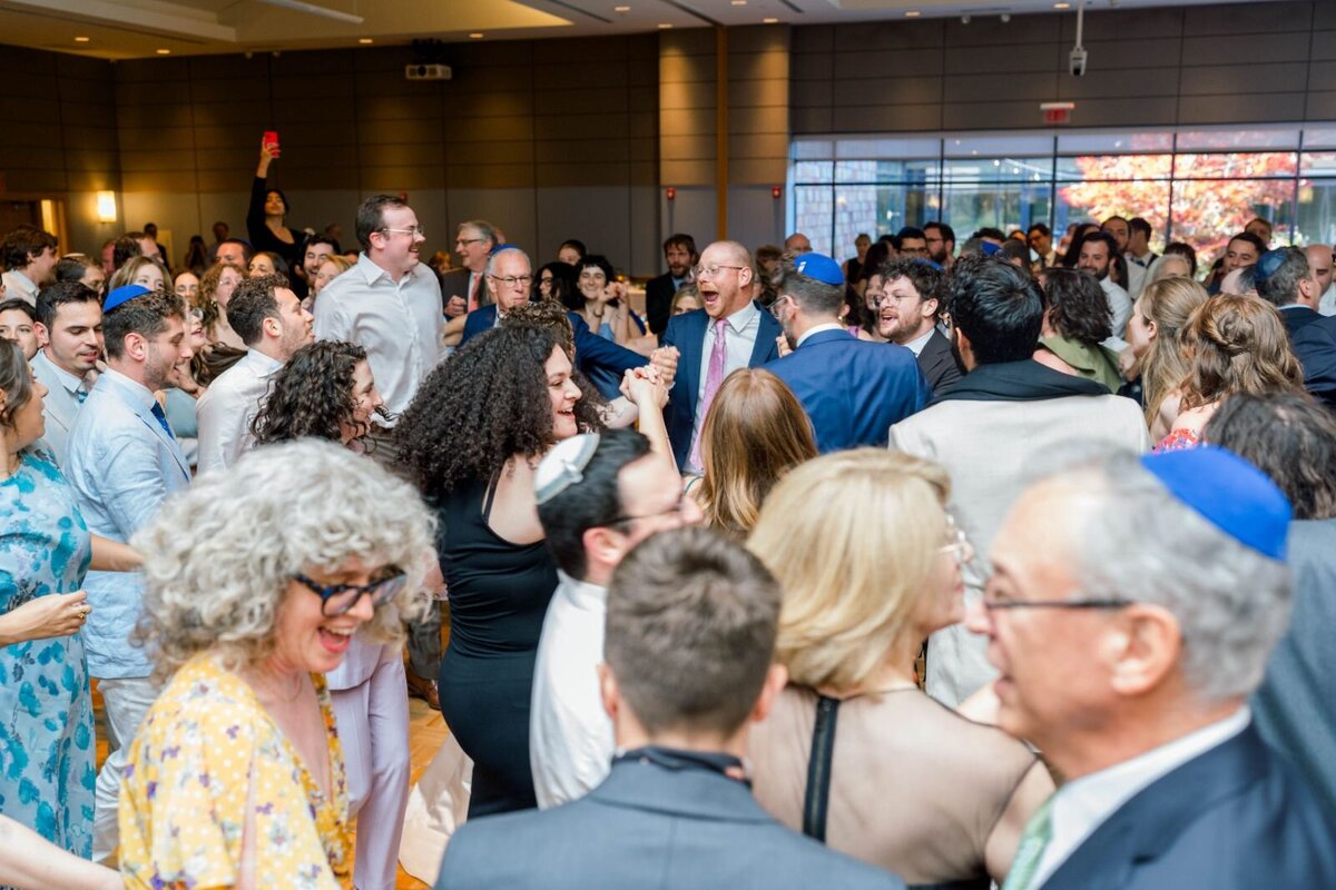 Eliana-Melmed-Photography-Chicago-LosAngeles-Jewish-WeddingPhotography-ShulaNoah-Simcha-Dancing-00085