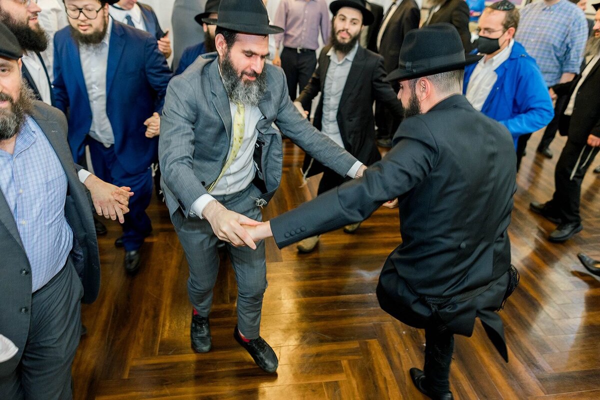 Eliana-Melmed-Photography-Chicago-LosAngeles-Jewish-WeddingPhotographer-CarmiKalman-MensDancing-00046