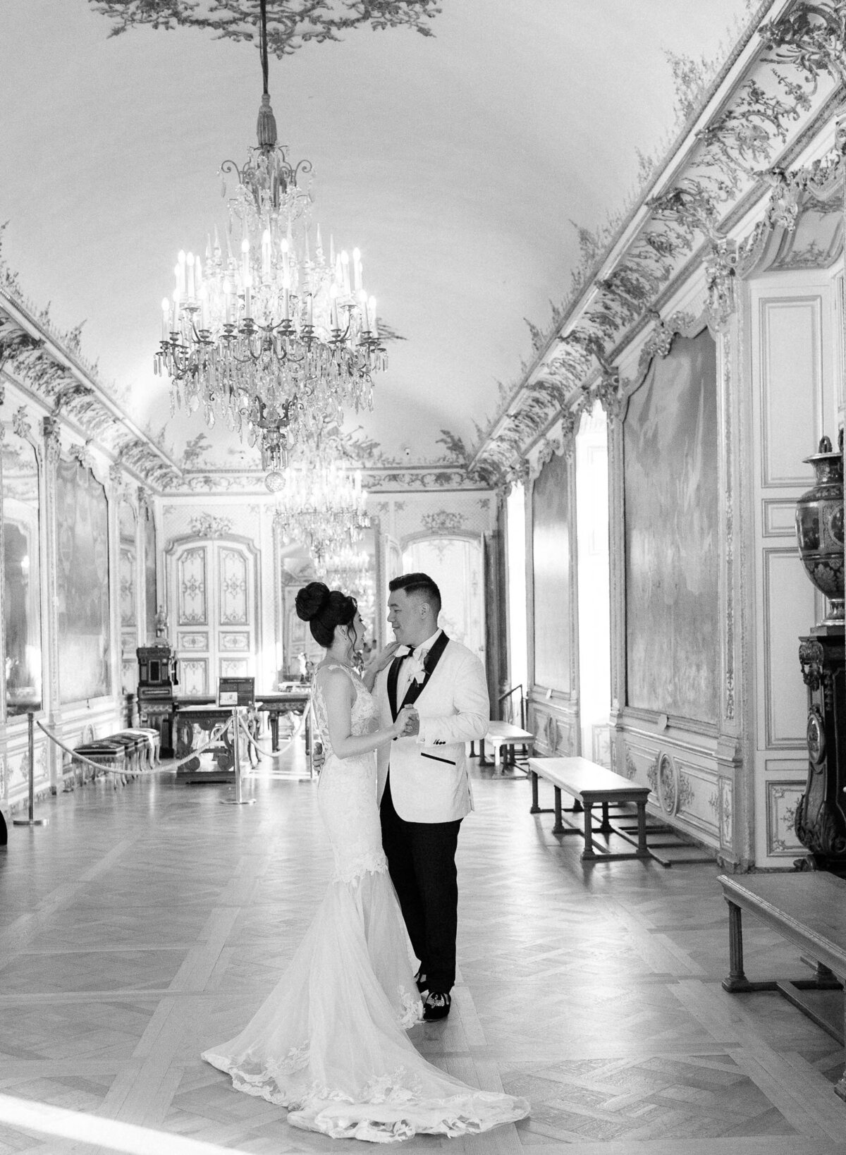 44-Chateau-de-Chantilly-wedding-first-dance-Alexandra-Vonk-photography